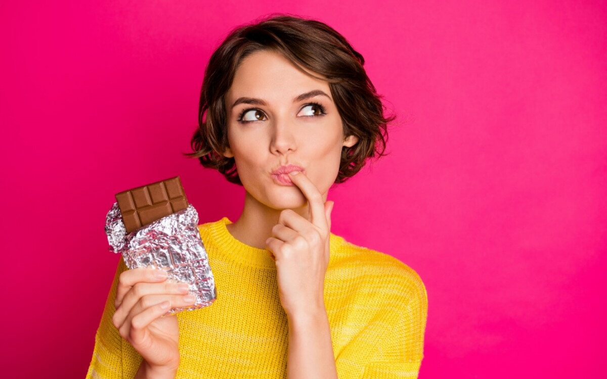 Pessoas com restrições alimentares precisam se atentar ao rótulo do chocolate (Imagem: Roman Samborskyi | Shutterstock)