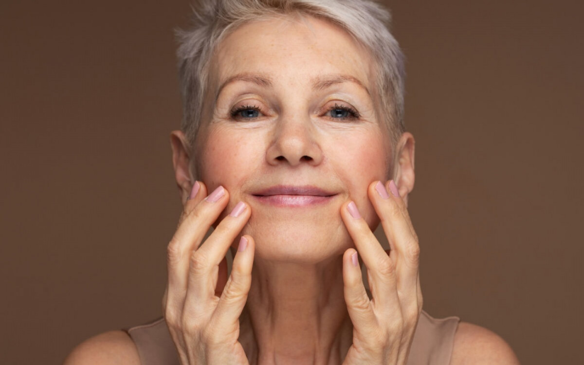 Fortalecer os músculos do rosto ajuda a combater rugas (Imagem: Raisa Kanareva | Shutterstock)