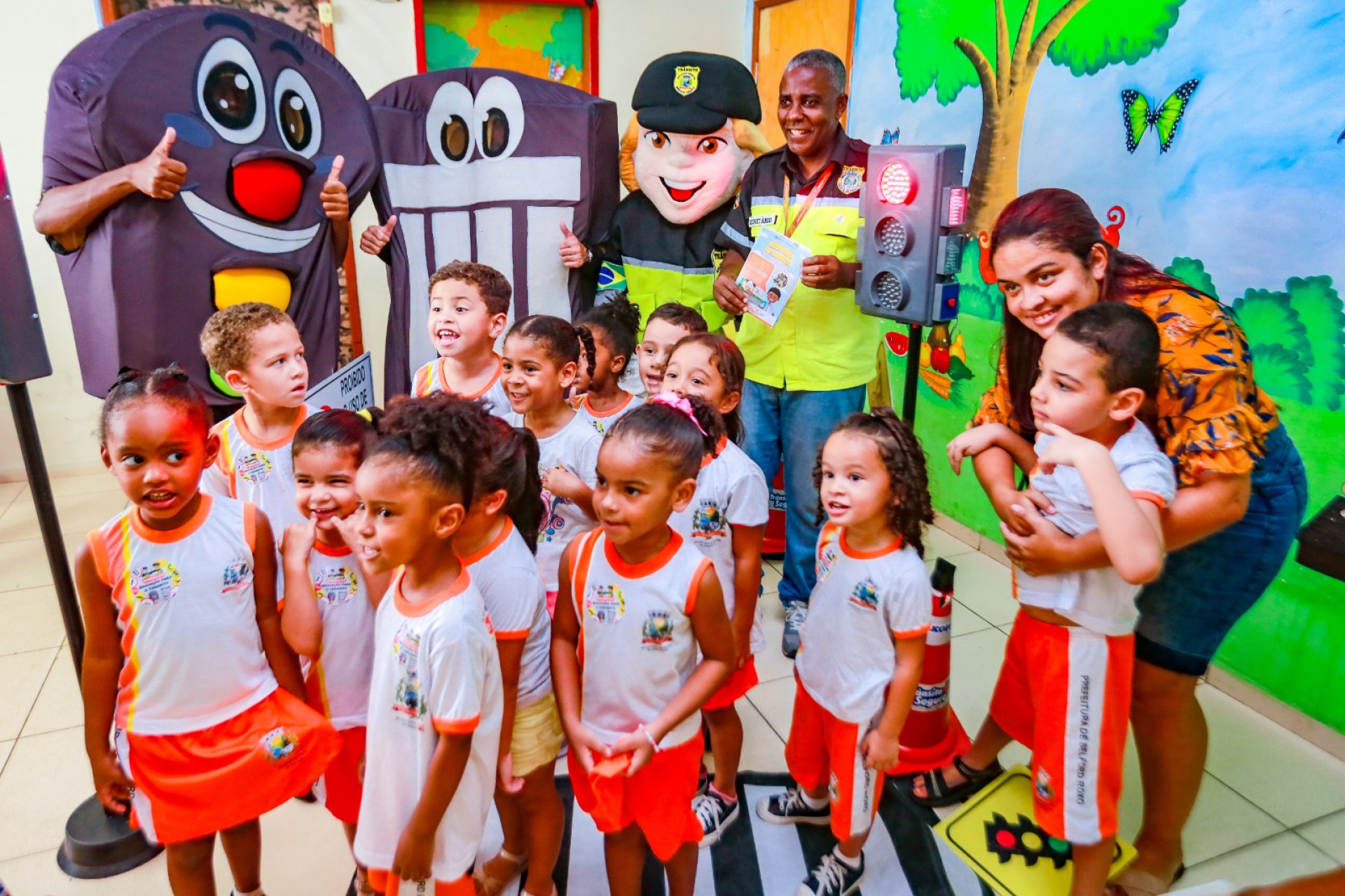 O secretário Marcelo Machado interagiu com as crianças da creche Amor à Criança - Rafael Barreto / PMBR