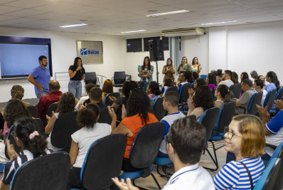 Reconhecimento acadêmico: Alunos de Macaé são premiados com Bolsa Escola em cerimônia emocionante