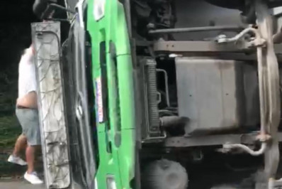 Carreta tomba na subida da serra de Petrópolis na tarde desta terça-feira