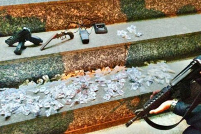 PM apreende drogas e simulacro de arma de fogo durante ação de combate ao tráfico de drogas em Araruama