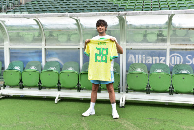 Louis Tomlinson posa para fotos com camisa da seleção brasileira