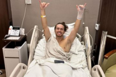 Cantor Vitor Kley passa por cirurgia no joelho: 'Reaprender a andar'