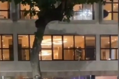 Turistas e cariocas se envolvem em confusão na orla de Copacabana