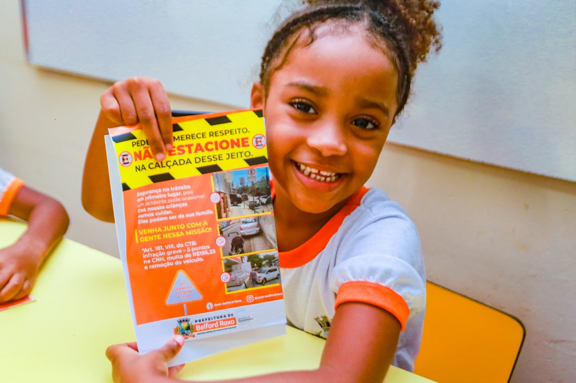 Aluna da creche Amor &agrave; Crian&ccedil;a exibe o folheto explicativo sobre educa&ccedil;&atilde;o no tr&acirc;nsito - Rafael Barreto / PMBR
