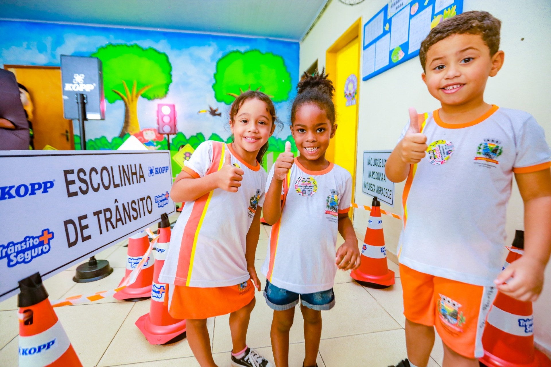 As crian&ccedil;as tamb&eacute;m levaram uma multa de tr&acirc;nsito simb&oacute;lica, em que puderam levar pra casa e ajudar na conscientiza&ccedil;&atilde;o dos pais e familiares - Rafael Barreto / PMBR