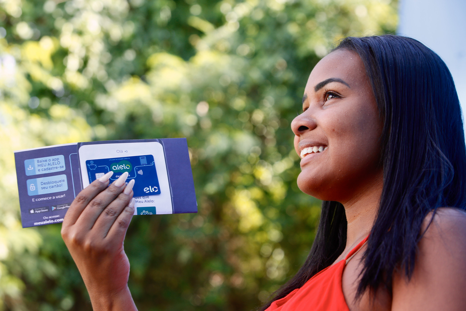 A moradora de Nilópolis, Cintia Cristiano, com o Cartão Recomeçar - Luis Alvarenga / GovRJ