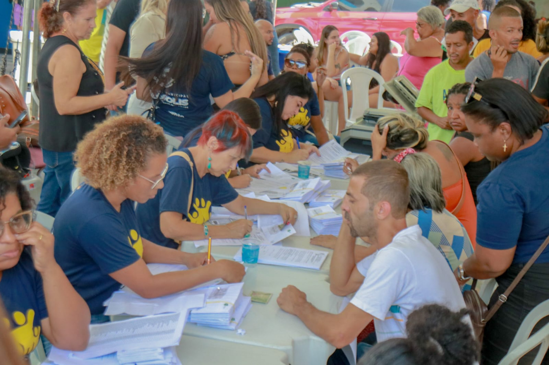 A equipe da Secretaria Municipal de Desenvolvimento Social reproduzia os documentos originais e entregava os cartões para os beneficiados em Nilópolis - Felipe Soares/ PMN