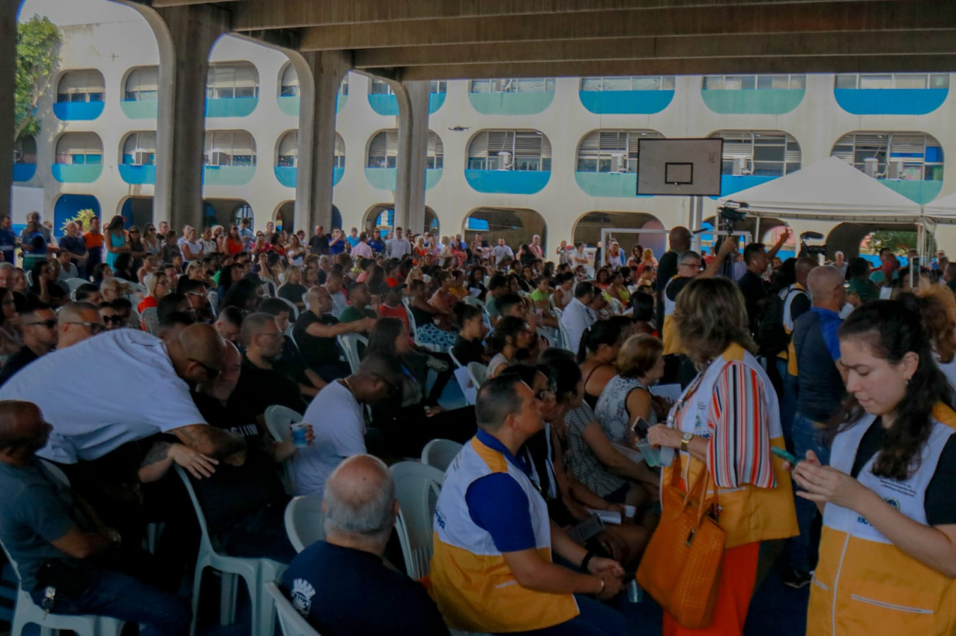 O pátio do CIEP Stella Pinheiro recebeu os beneficiados do Cartão Recomeçar em Nilópolis - Felipe Soares/ PMN