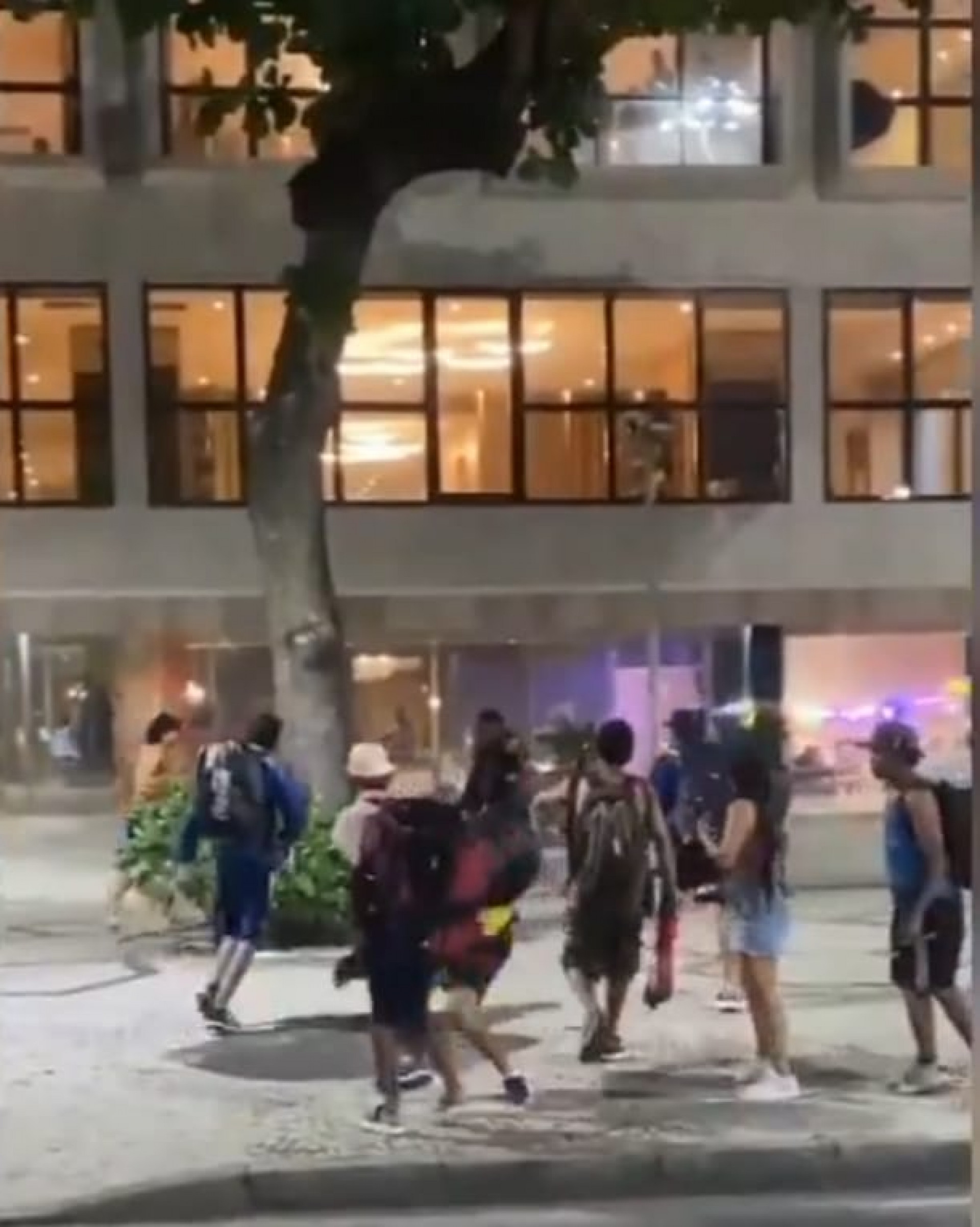 Turistas brigam com brasileiros na orla de Copacabana