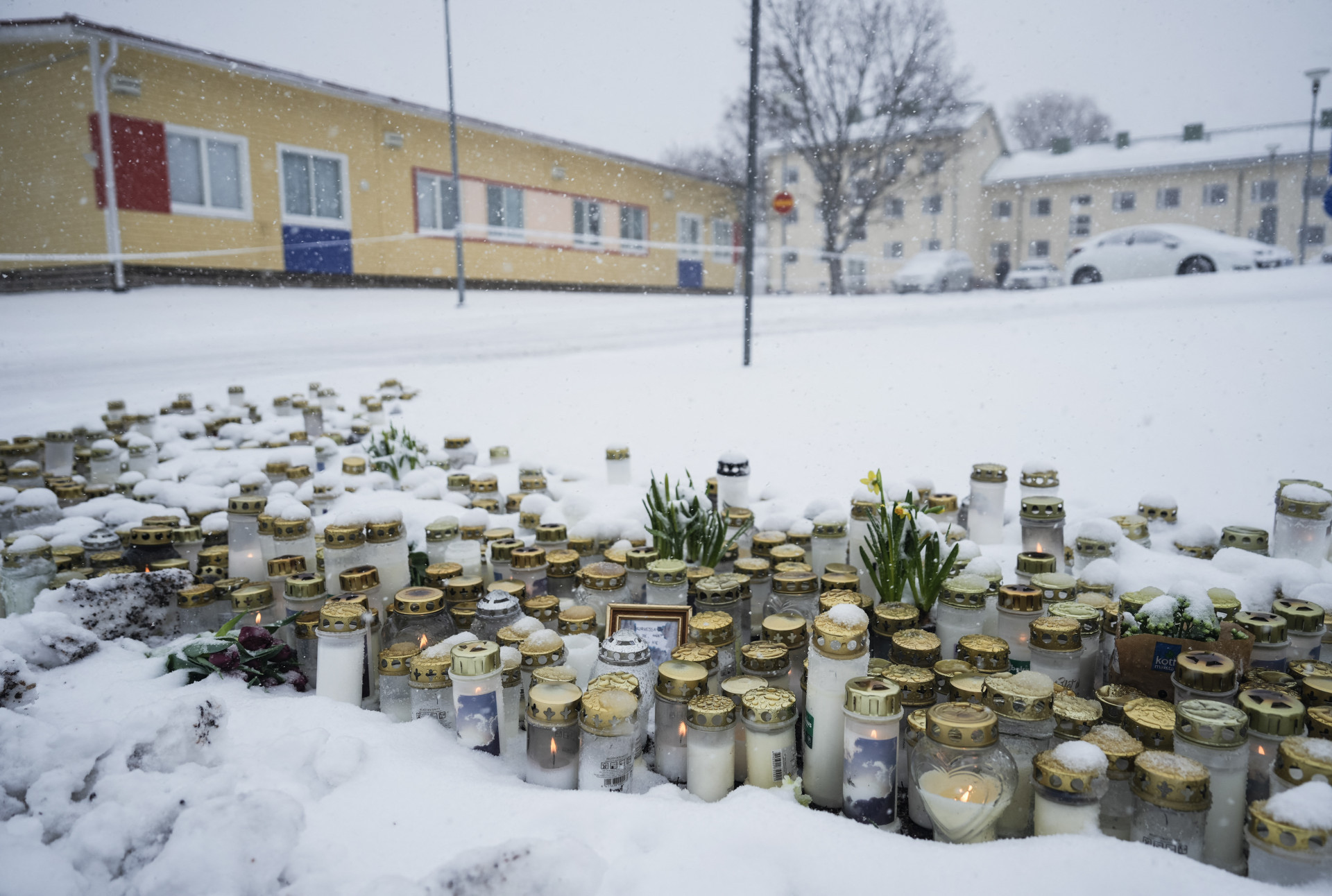 Flores e velas depositadas em homenagem as vítimas do ataque a escola na Finlândia - Alessandro Rampazzo / AFP