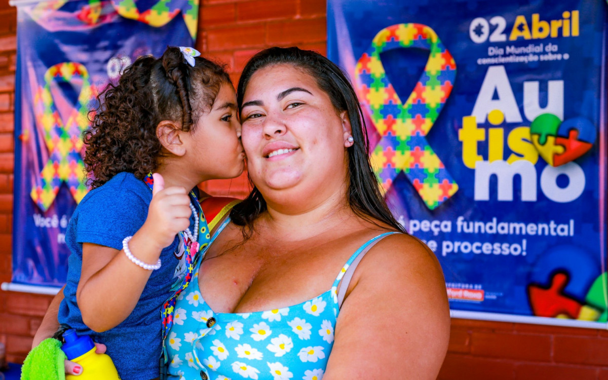 Gabriele Gonçalves, mãe da pequena Júlia, pontuou sobre os desafios de preparar a filha de 4 anos (portadora de TEA) para o mundo