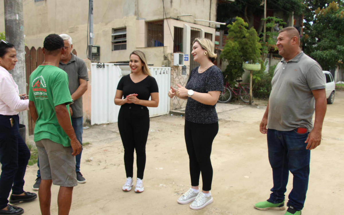 Anúncio das obras de calçamento da Rua Ficher, em Praia Seca