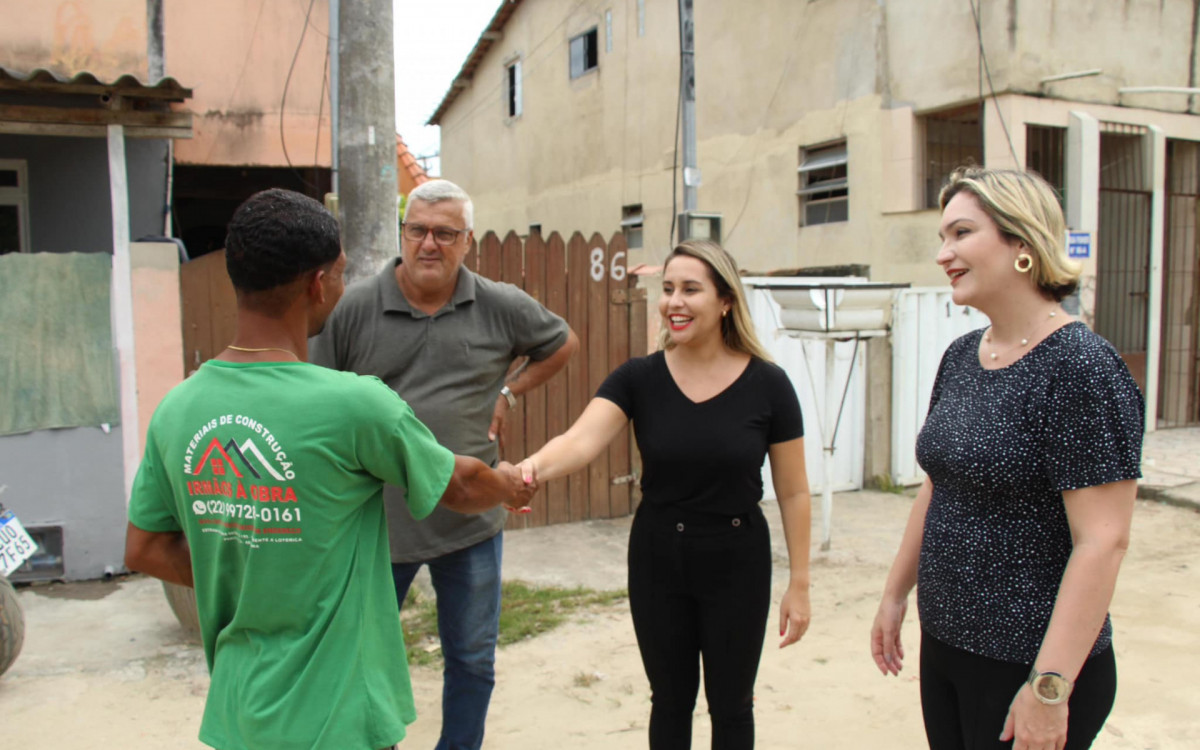 Anúncio das obras de calçamento da Rua Ficher, em Praia Seca