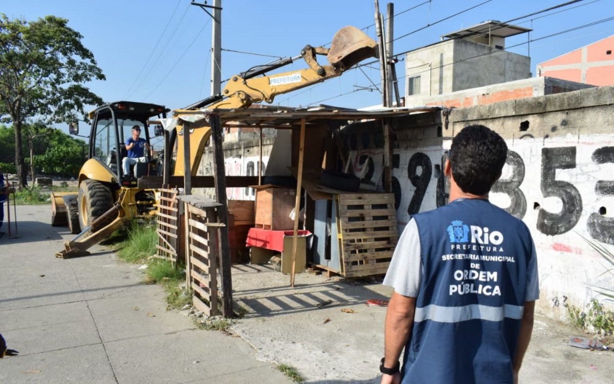 Seis construções irregulares em alvenaria funcionavam como loja na região