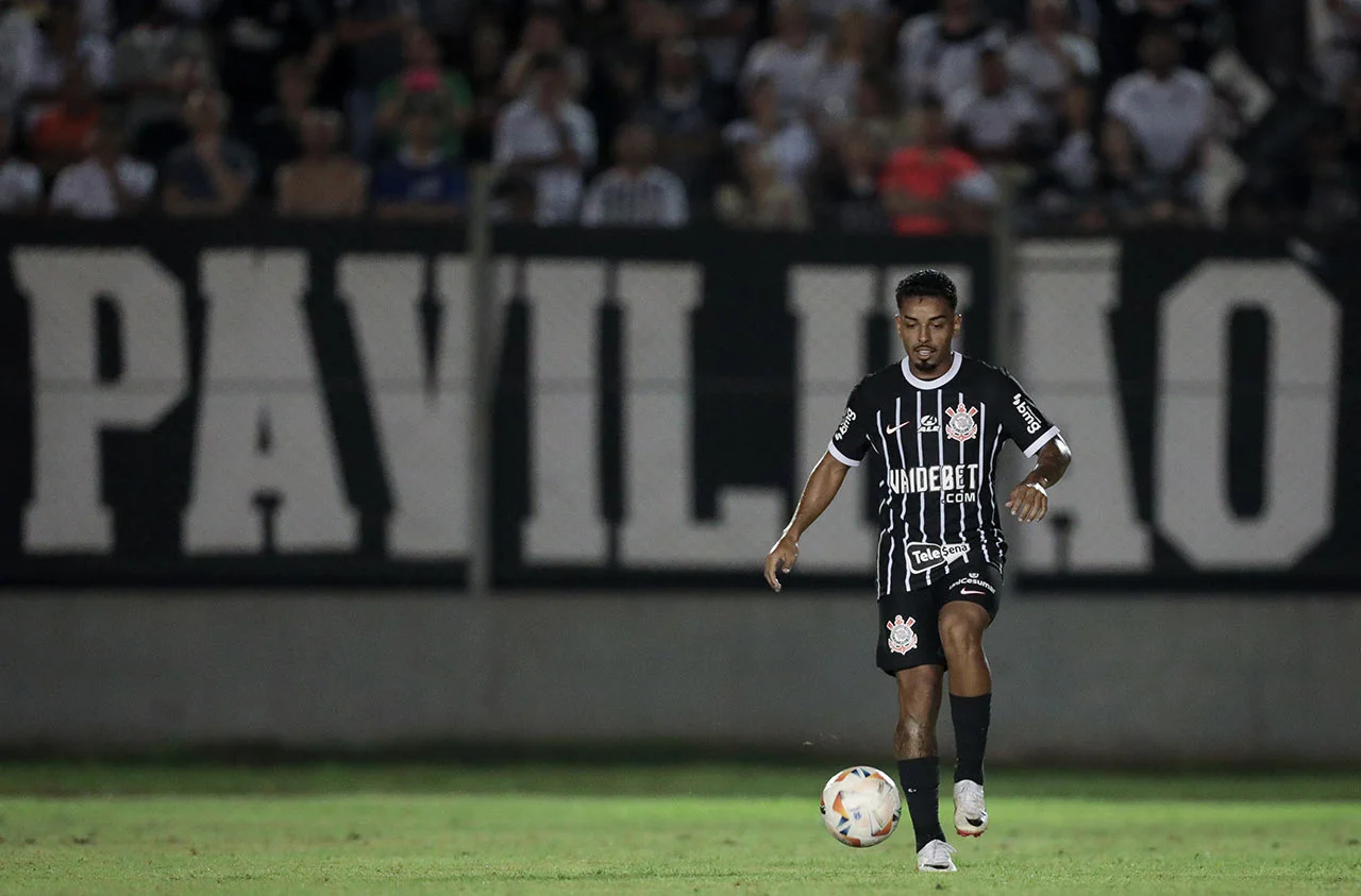 Bidu volta a jogar uma partida oficial com o Corinthians após quatro meses