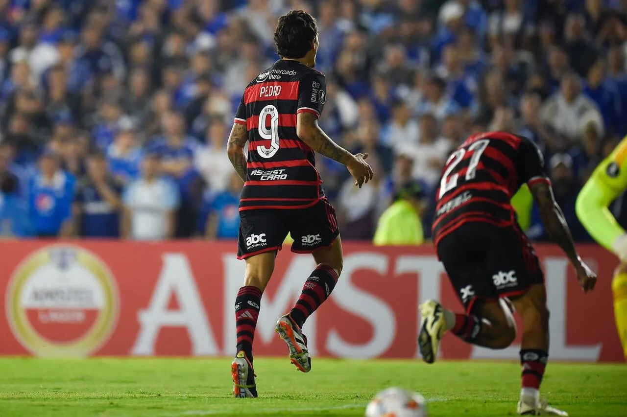 Com gol em Bogotá, Pedro alcança marca pelo Flamengo na Libertadores