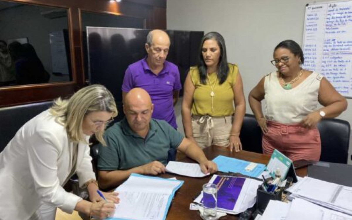 Prefeito Fábio do Pastel durante assinatura do JEPP