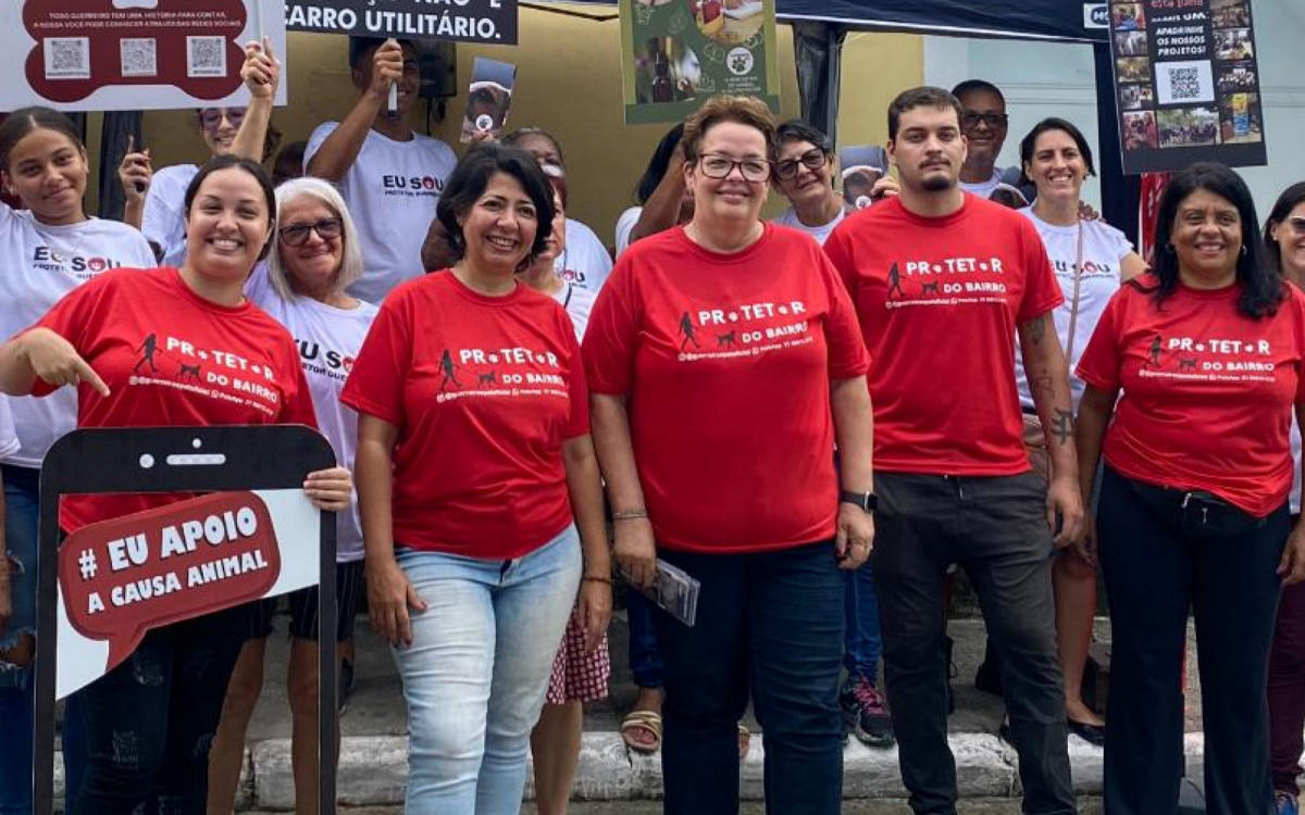 Luciene Maria, presidente da ONG Guerreiros PET (ao centro), com voluntários da associação voltada aos pets e protetores