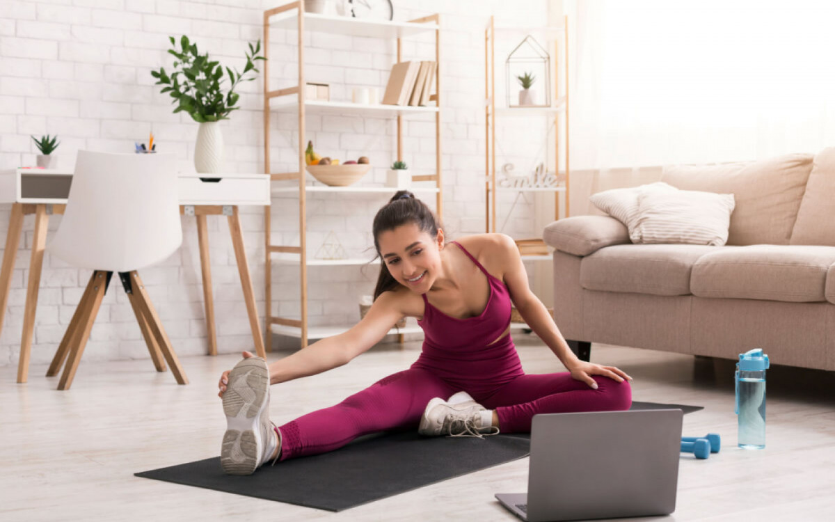 Fazer exercícios físicos regularmente auxilia na saúde geral do corpo (Imagem: Prostock-studio | Shutterstock)