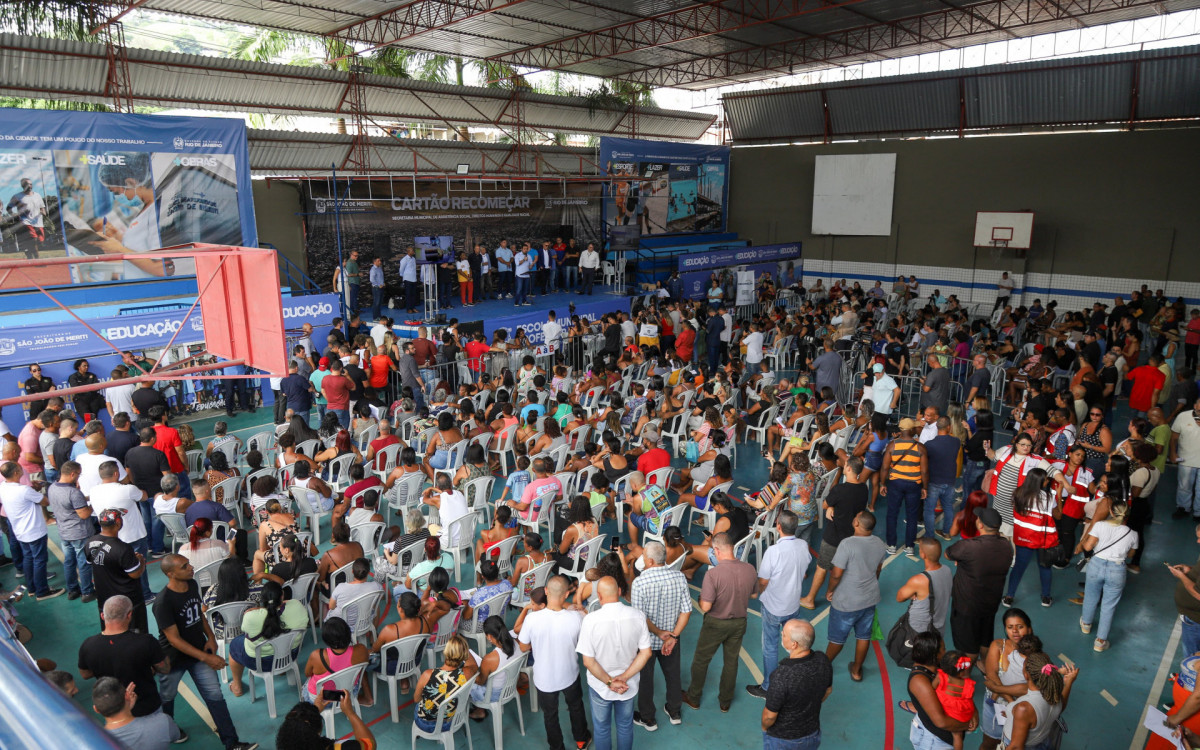 Cartão Recomeçar começou a ser distribuído em São João de Meriti

