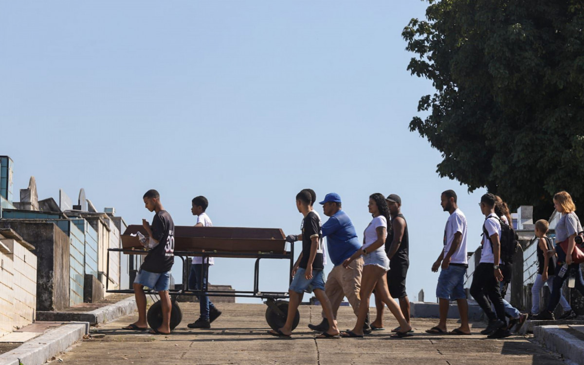 O jovem deixa a mulher, grávida de cinco meses
 - Renan Areias/ Agência O Dia