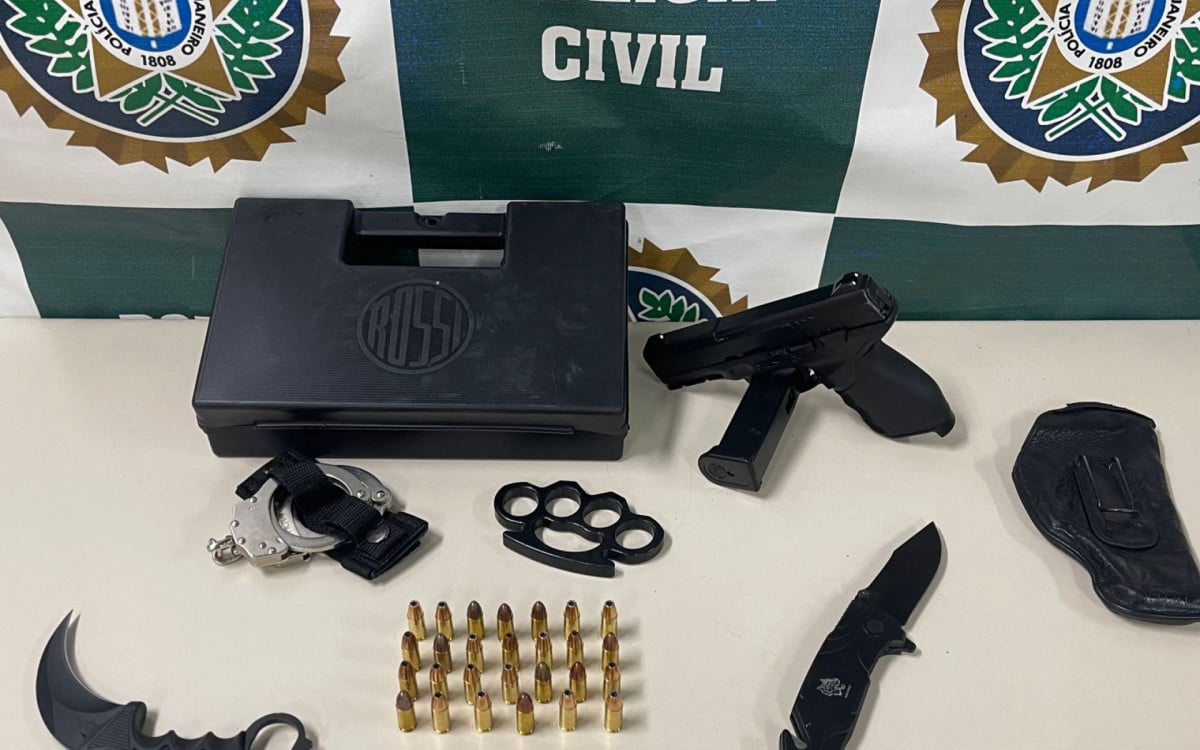 Os agentes apreenderam uma pistola, facas e um soco-inglês - Divulgação / Polícia Civil