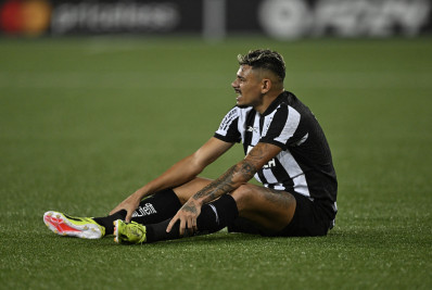 Tiquinho Soares deve desfalcar o Botafogo contra o Athletico-PR