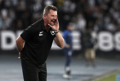 Botafogo entrega medalha de campeão da Libertadores a Fabio Matias