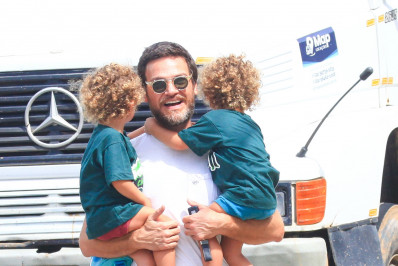 Emílio Dantas é visto com filhos gêmeos no RJ e eles roubam a cena