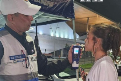 Mel Maia é parada em blitz da Lei Seca no Rio 