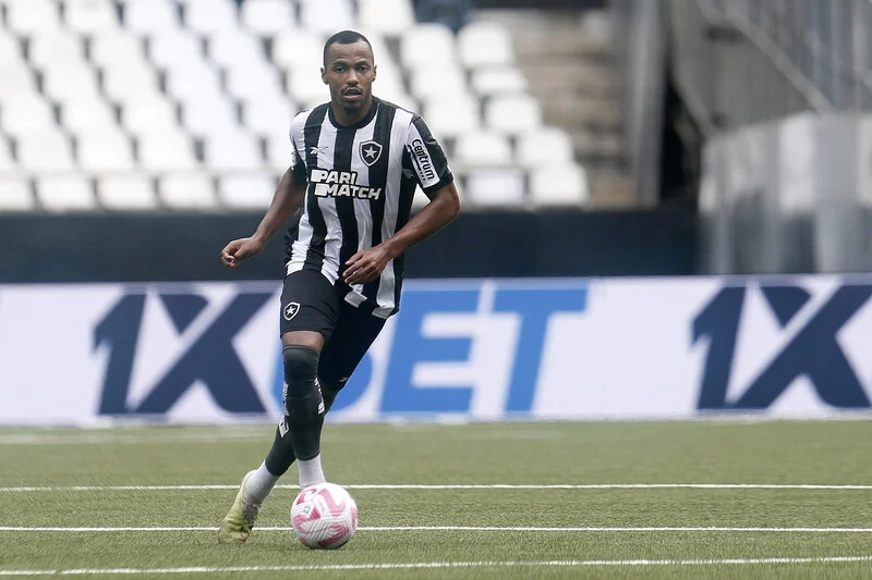 Botafogo considera baixa proposta do Vasco por Marlon Freitas