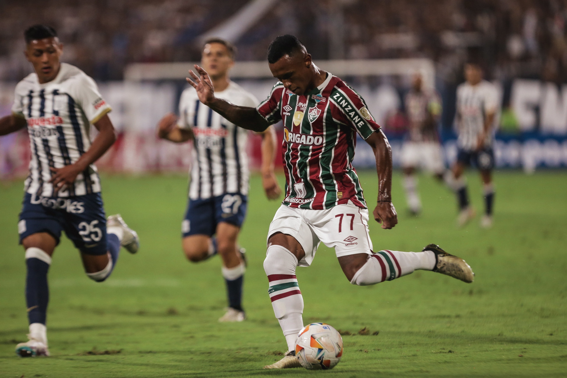 Marquinhos tenta o passe: novamente improvisado na lateral direita, ele fez o gol do Fluminense - Lucas Merçon/Fluminense