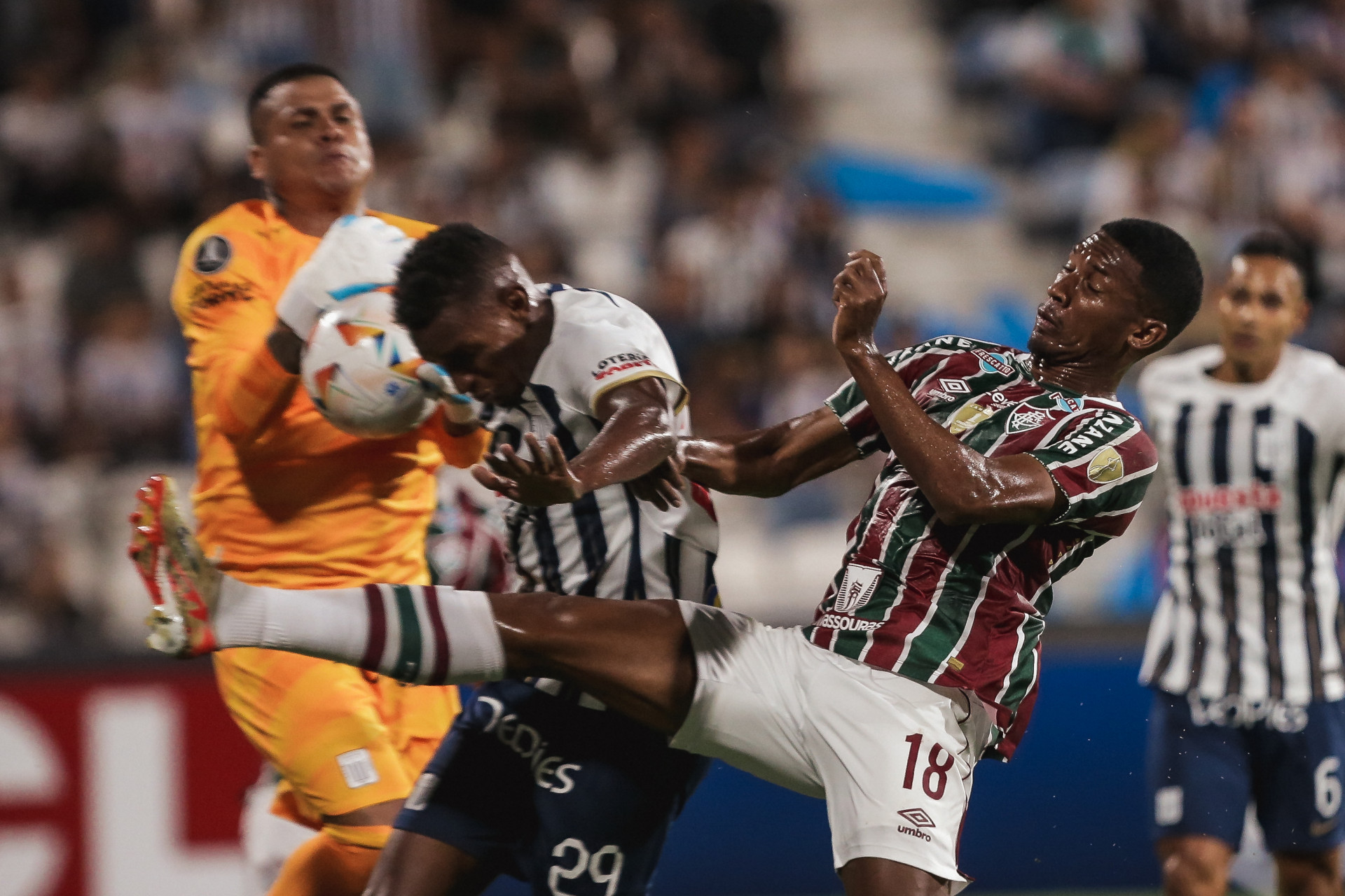 Disputa de bola em Alianza Lima x Fluminense - Lucas Merçon/Fluminense