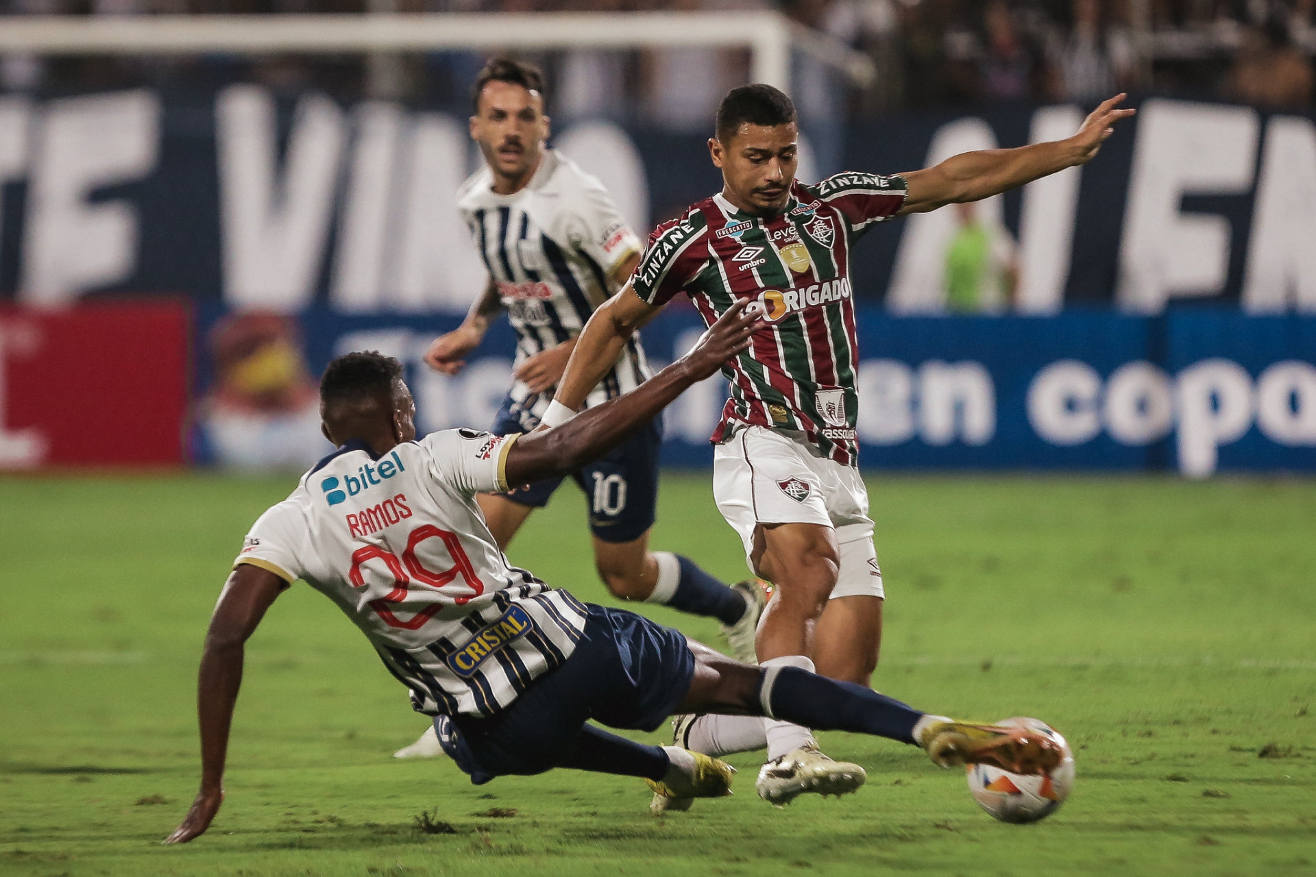Jiovany Ramos marca André durante Alianza Lima x Fluminense - Lucas Merçon/Fluminense