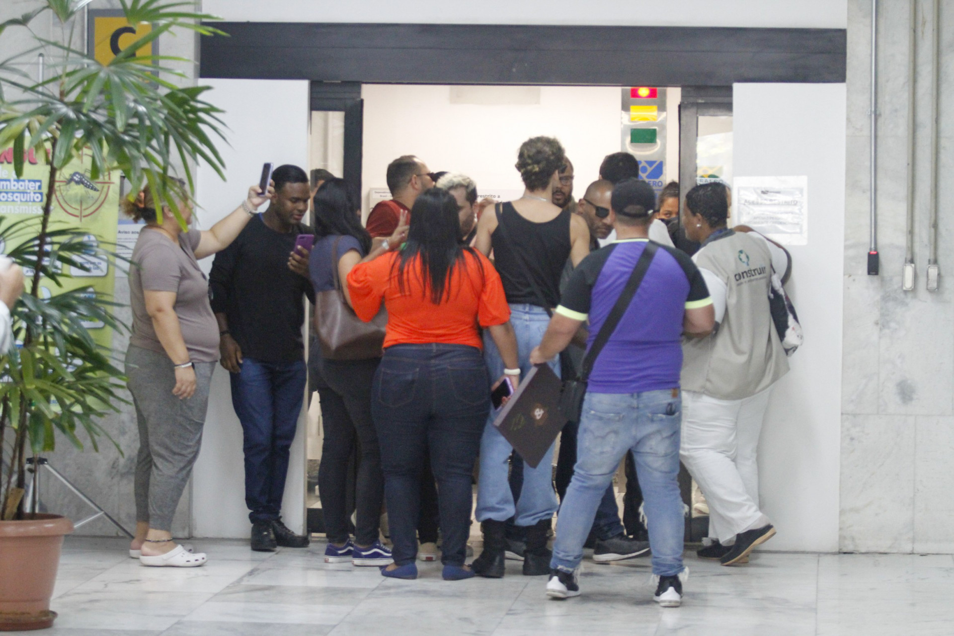 Sandy fala com fãs no aeroporto Santos Dummont - Adão / AgNews
