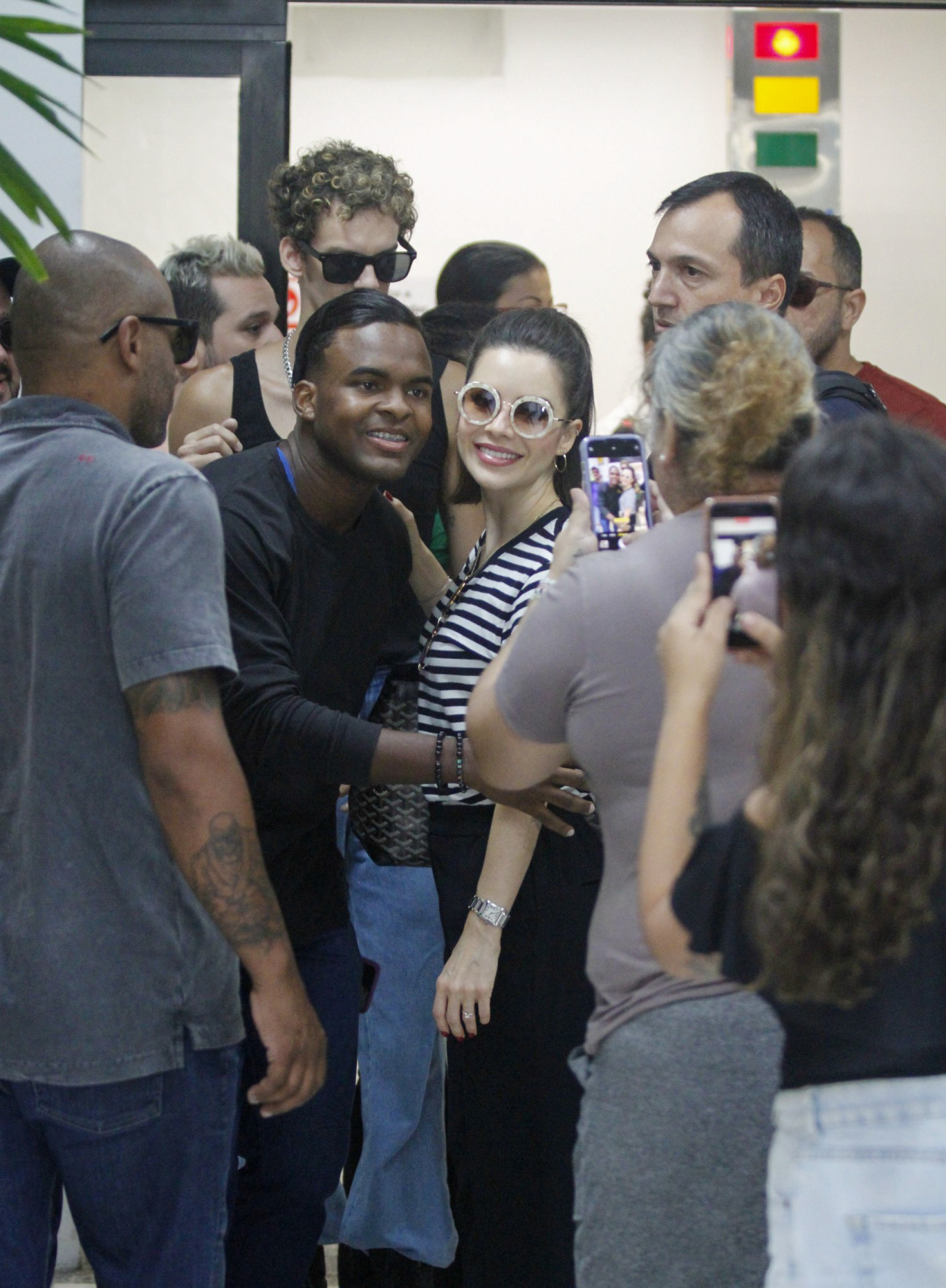 Sandy fala com fãs no aeroporto Santos Dummont - Adão / AgNews