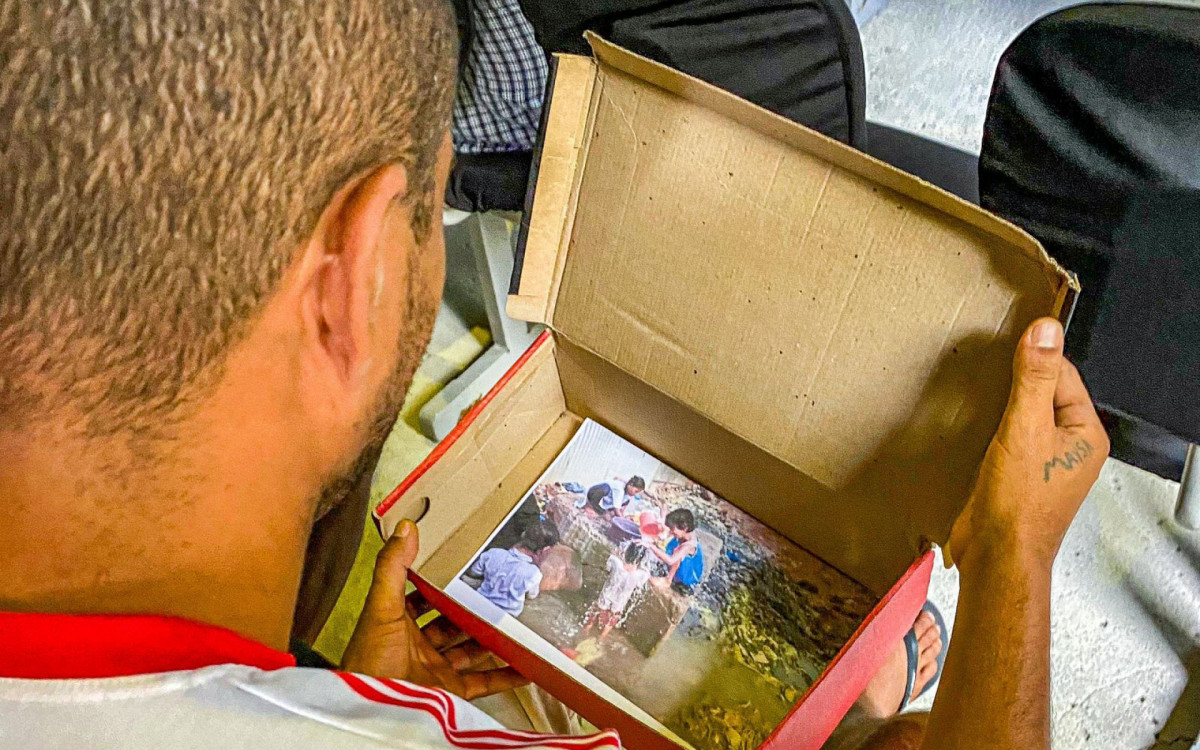 Os participantes da palestra puderam ver fotos mostrando o uso diário da água