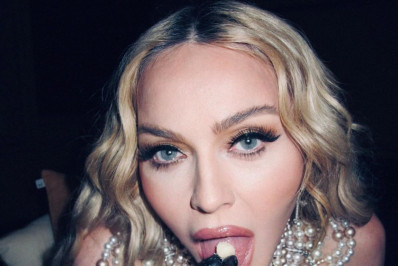 Madonna abre álbum de fotos e deixa recado aos brasileiros: 'Safada está indo para o Rio'