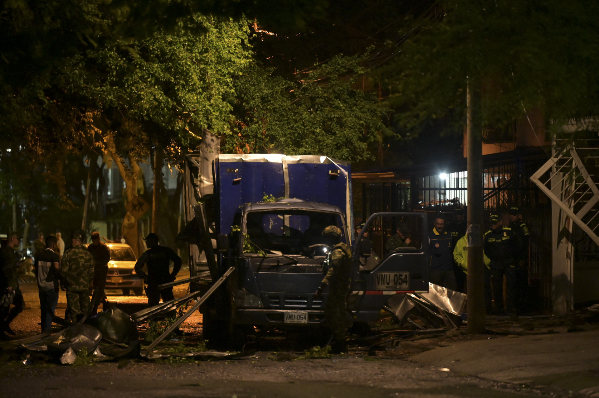 Caminhão explodido pela Farc na Colômbia na noite de quinta-feira (4) - Joaquin Sarmiento / AFP
