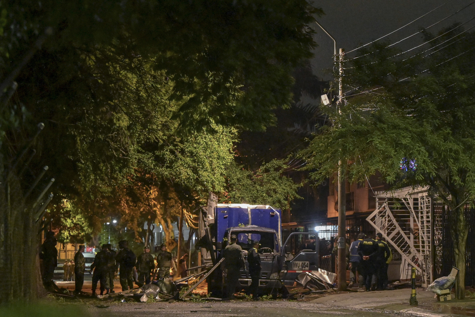 Caminhão explodido pela Farc na Colômbia na noite de quinta-feira (4) - Joaquin Sarmiento / AFP