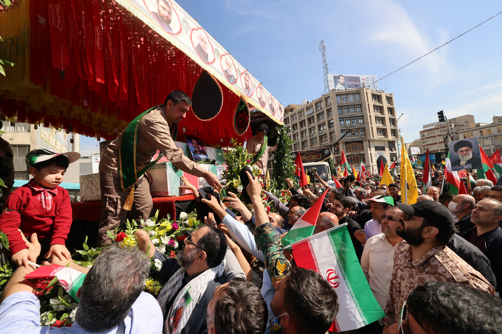 Multid&atilde;o reunida no Ir&atilde; para lamentar e protestar contra as mortes de sete soldados na S&iacute;ria - Atta Kenere / AFP