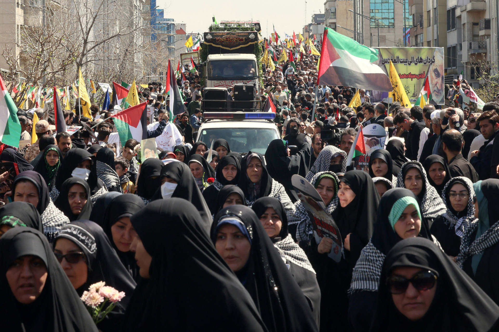 Multid&atilde;o reunida no Ir&atilde; para lamentar e protestar contra as mortes de sete soldados na S&iacute;ria - Atta Kenere / AFP