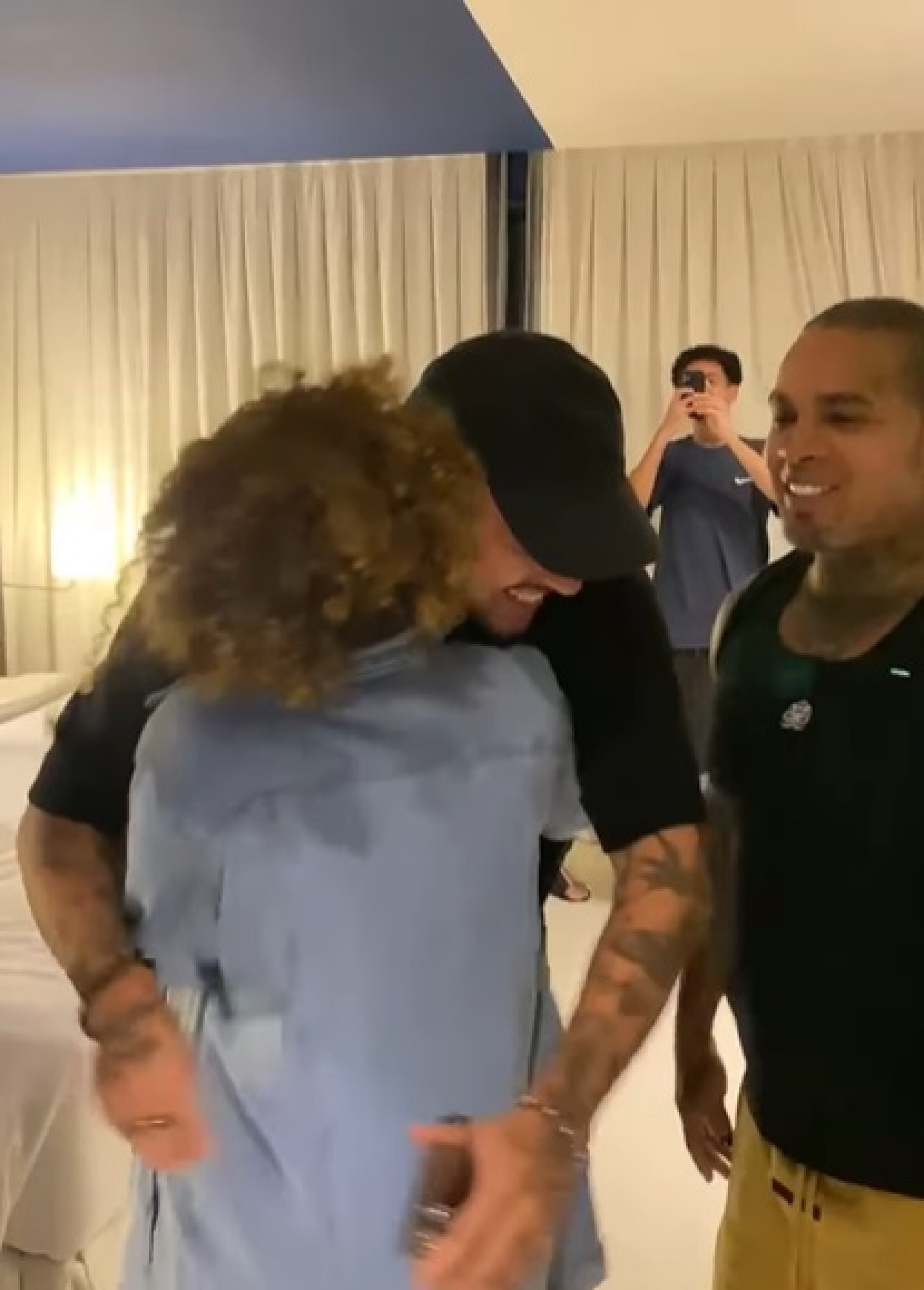 MC Bin Laden recebe o carinho de Rodriguinho e Pitel - Reprodução de vídeo