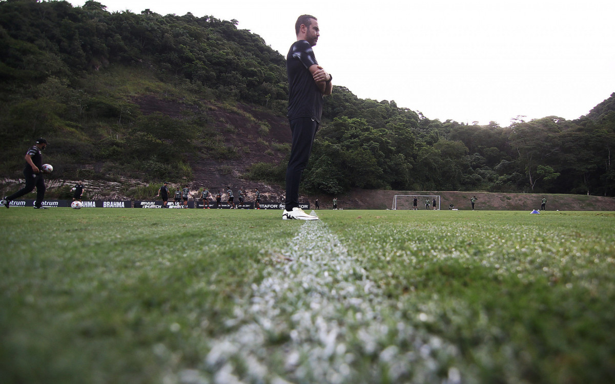 Botafogo pagou cerca de R$ 11 milhões para tirar Artur Jorge do Braga