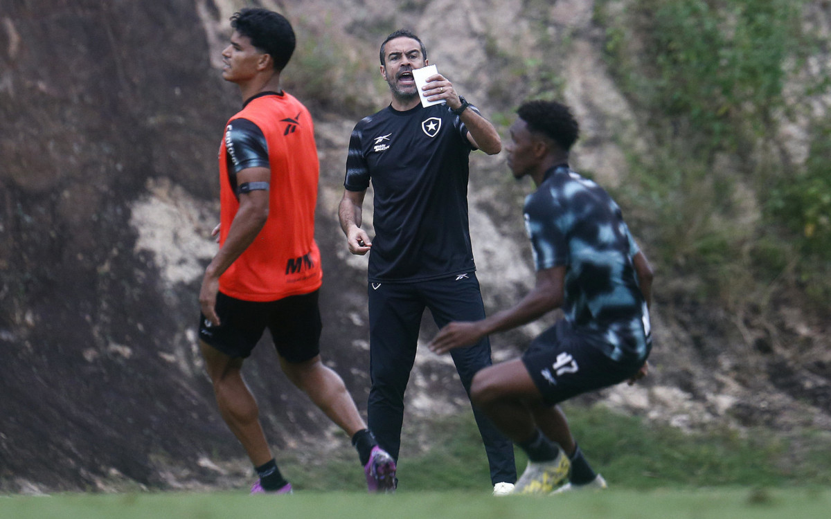 Artur Jorge assinou com o Botafogo até o fim de 2025