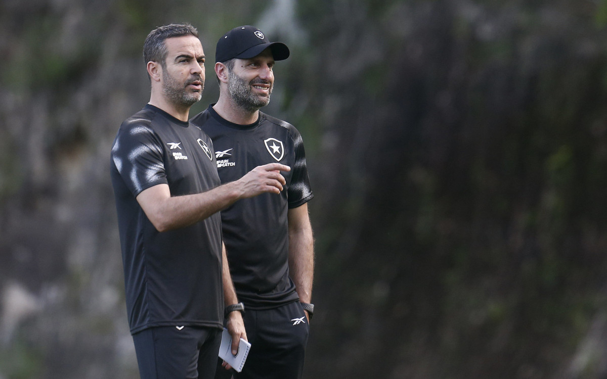 Artur Jorge, técnico do Botafogo, ao lado do analista Andre Cunha - Vítor Silva/Botafogo