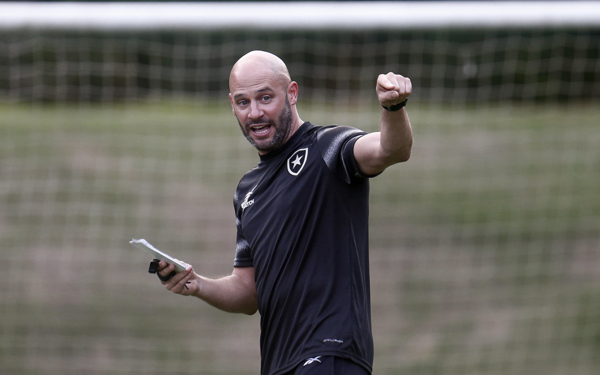 Franclim Carvalho é o auxiliar número um da comissão técnica do Botafogo