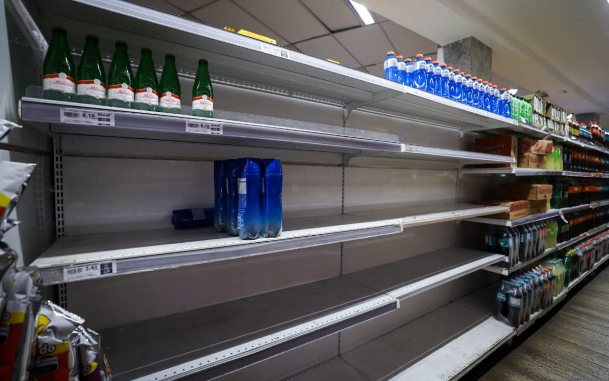 Mercados de Niterói estão sem água nas prateleiras - Renan Areias / Agência O Dia